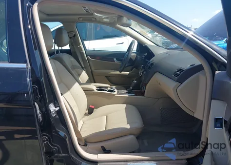 2010 Mercedes-Benz C 350 Sport z USA, uszkodzony, nr VIN WDDGF5GB2AF488843